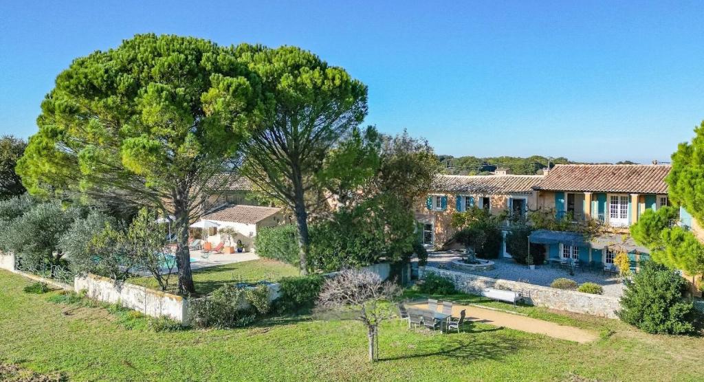 - une vue aérienne sur la maison et la cour dans l'établissement Le mas des vignes, à Rochegude