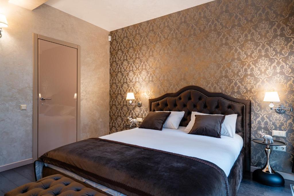 een slaapkamer met een groot bed in een kamer bij BIRUTE LUXURY 2 BEDROOMS in Palanga