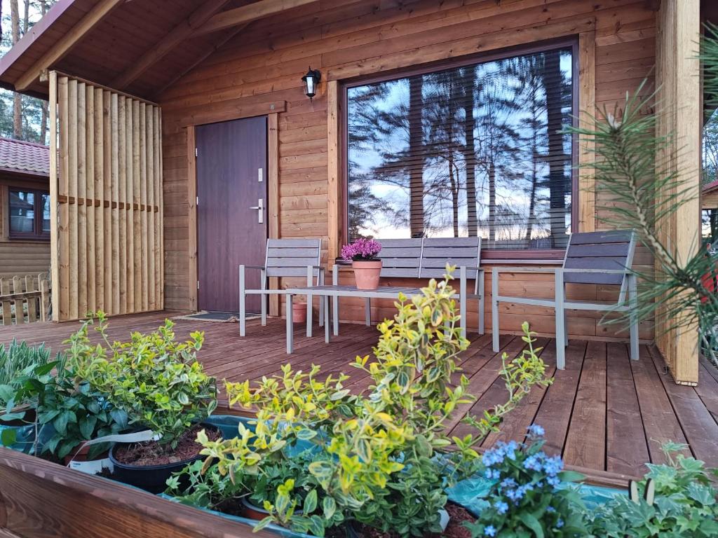 Vonkajšia záhrada v ubytovaní Zakątek Wdzydze -domek nr 7 w pierwszej linii od jeziora