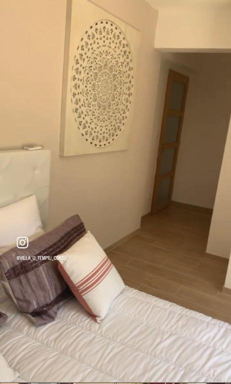 une chambre avec un lit et un tableau au mur dans l'établissement Chambre Lavighiu, à Patrimonio