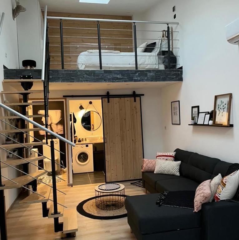 - un salon avec un canapé et des lits superposés dans l'établissement Atelier des Galipes, à Dizy