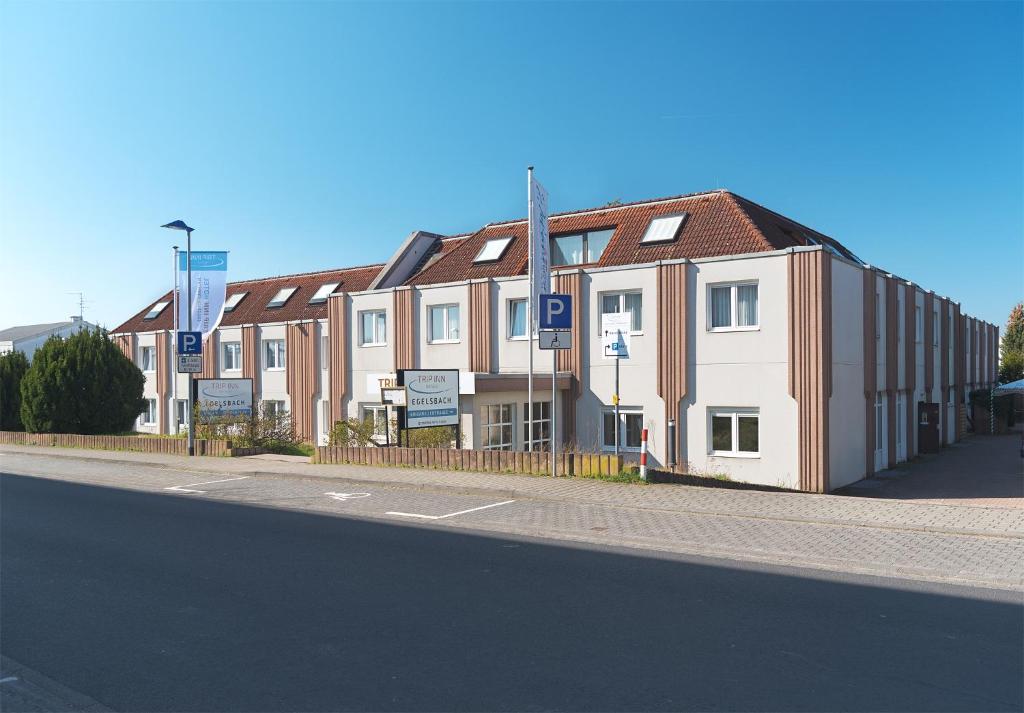 een rij huizen aan de straatkant bij Trip Inn Hotel Egelsbach Frankfurt in Egelsbach