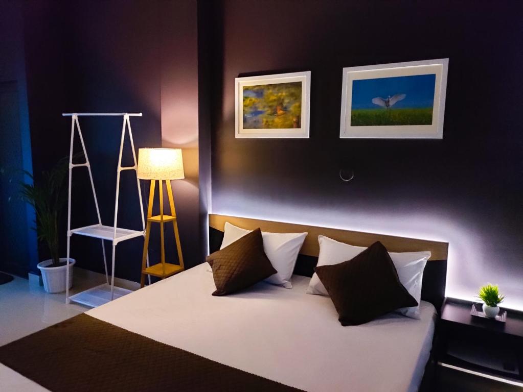 Postel nebo postele na pokoji v ubytování Saya's Abode - Railview Suites