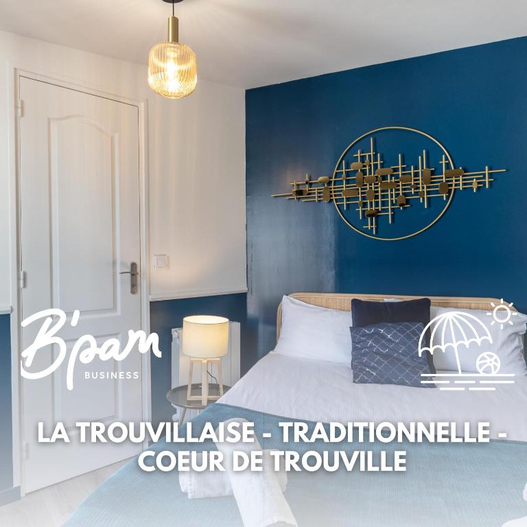 - une chambre avec des murs bleus et un lit avec un lustre dans l'établissement La Trouvillaise - Traditionnelle - Cœur De Trouville, à Trouville-sur-Mer