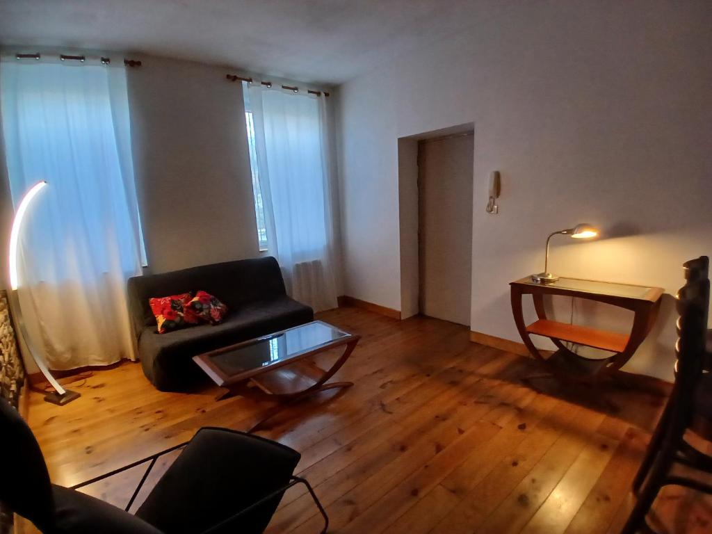 un salon avec un canapé et une table dans l'établissement Au Canal, à Toulouse