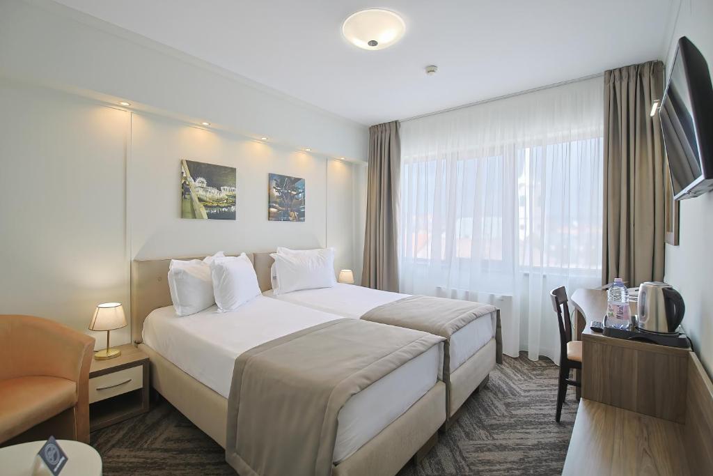 Postel nebo postele na pokoji v ubytování Potaissa Hotel