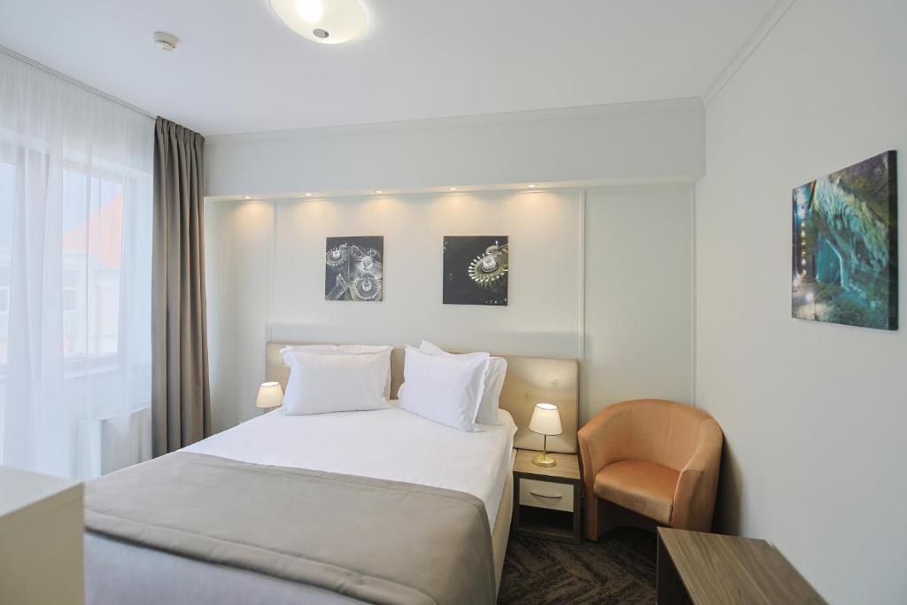 Postel nebo postele na pokoji v ubytování Potaissa Hotel