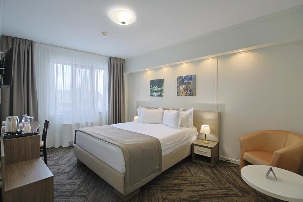 Postel nebo postele na pokoji v ubytování Potaissa Hotel