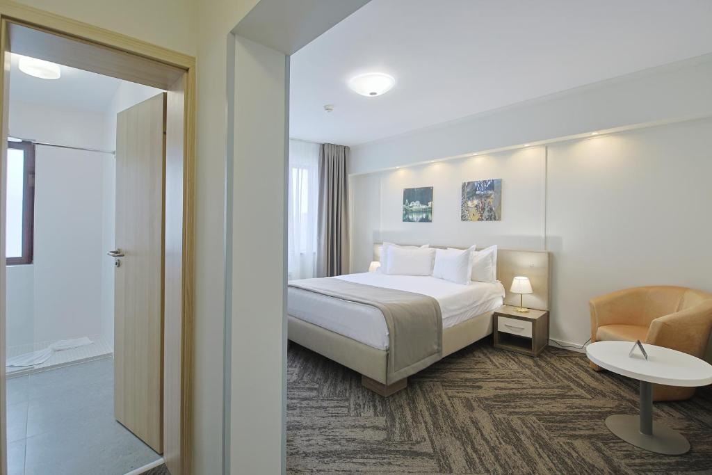 Postel nebo postele na pokoji v ubytování Potaissa Hotel