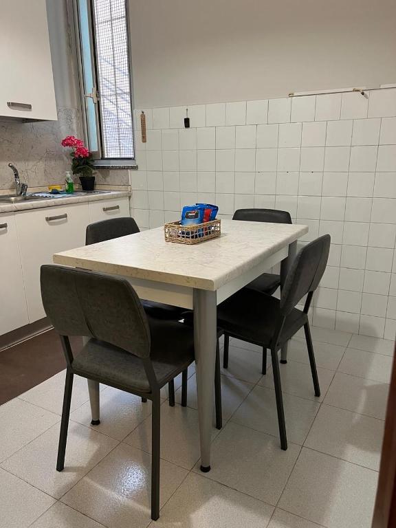 Kuchyň nebo kuchyňský kout v ubytování Apartamento Malpensa Milano