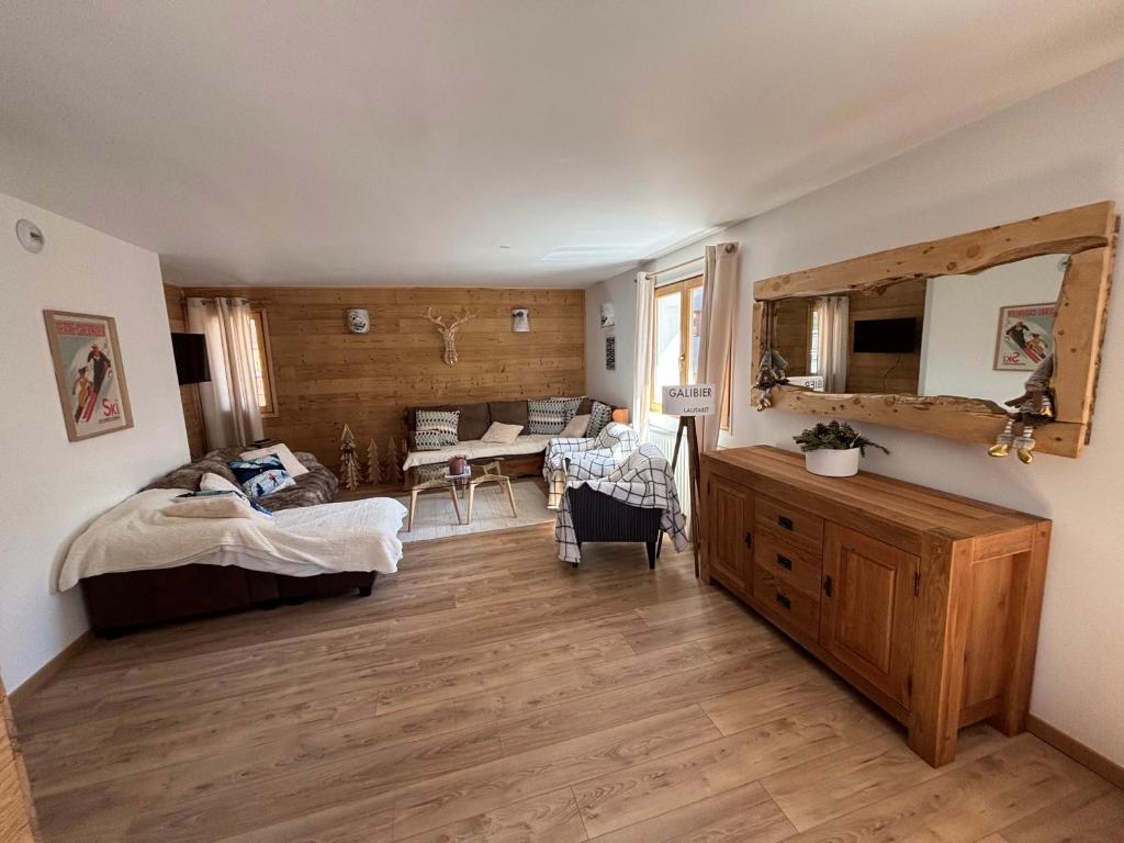 une chambre avec un lit et un salon dans l'établissement le petit sport 2, à La Salle Les Alpes