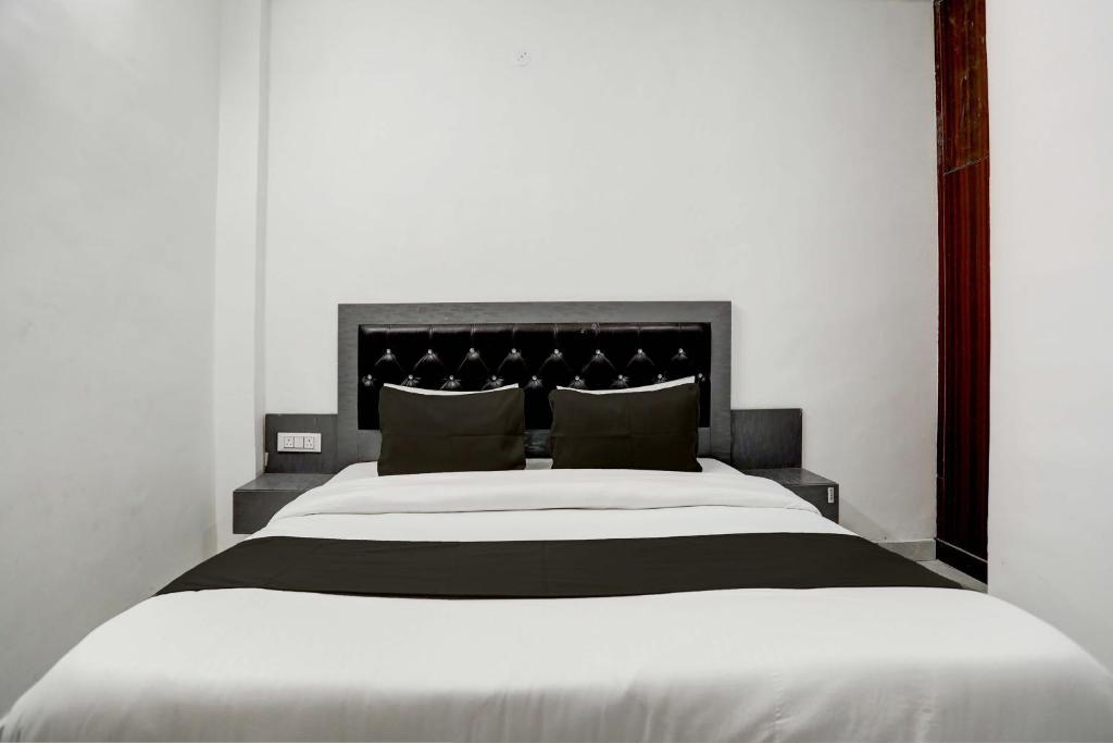Postel nebo postele na pokoji v ubytování Hotel O Aarav Residency
