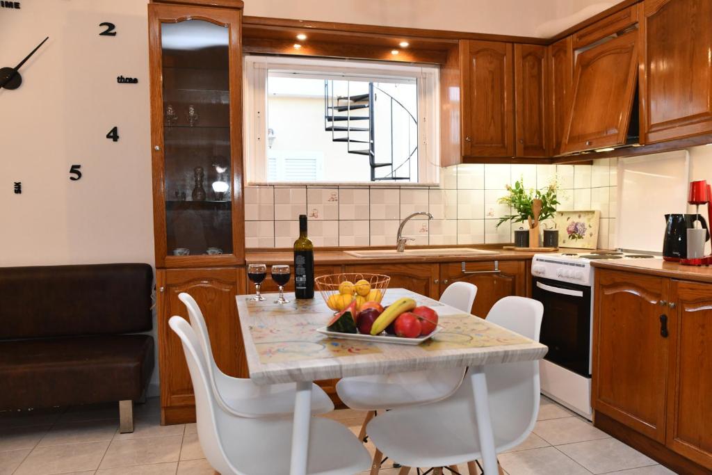 Kuchyň nebo kuchyňský kout v ubytování Sofie's Port View Apartment