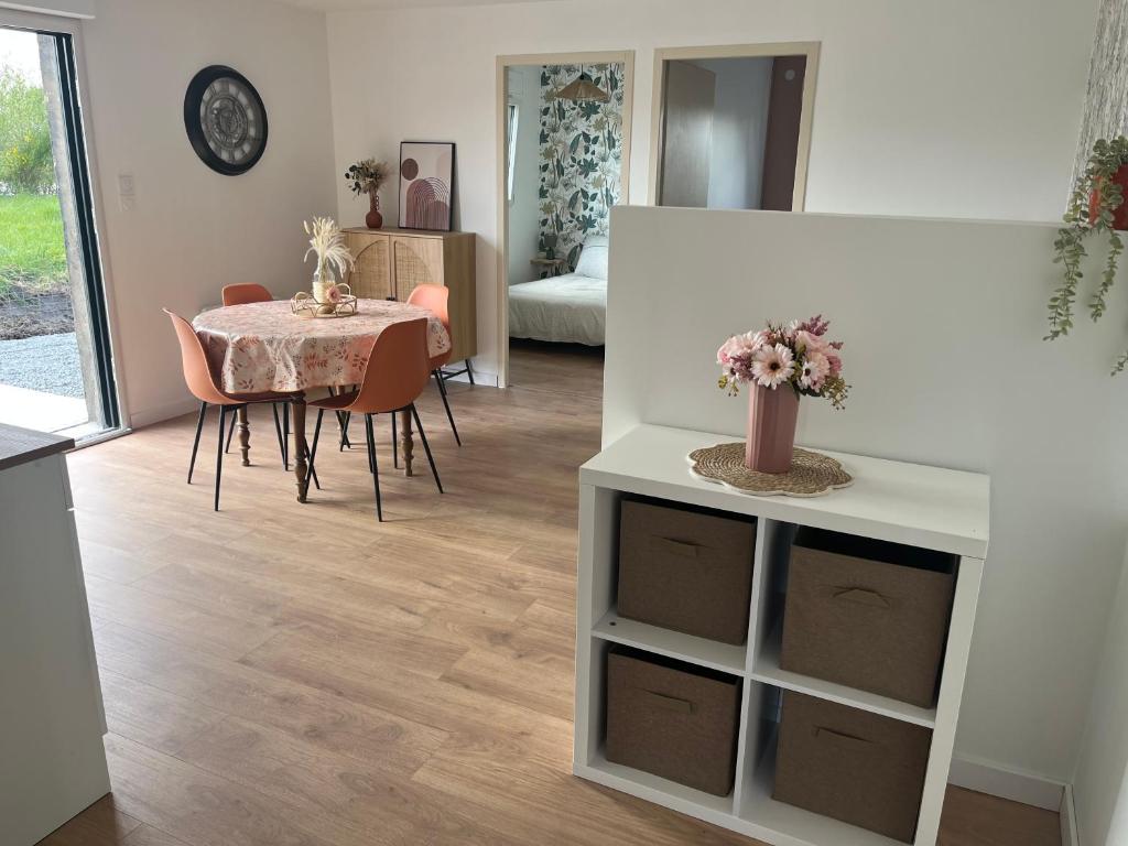 ein Wohnzimmer mit Tisch und ein Esszimmer in der Unterkunft Maison de campagne proche 24h in Roézé-sur-Sarthe