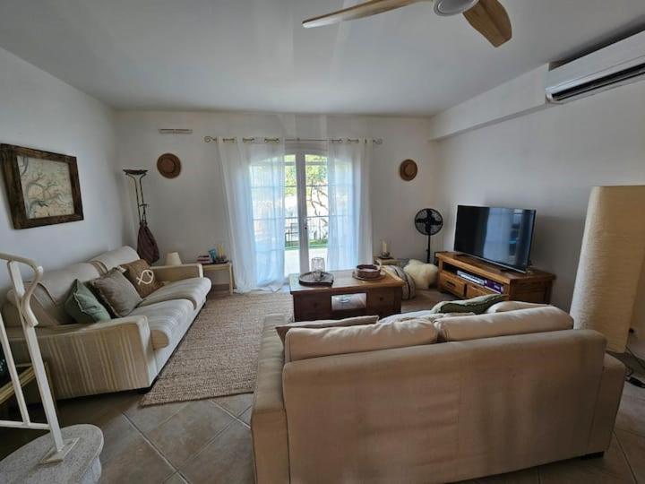 un salon avec deux canapés et une télévision dans l'établissement Happy Marina, à Aigues-Mortes