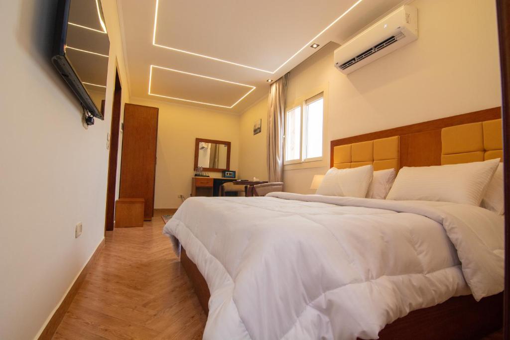 Postel nebo postele na pokoji v ubytování Three Pyramids Boutique Hotel