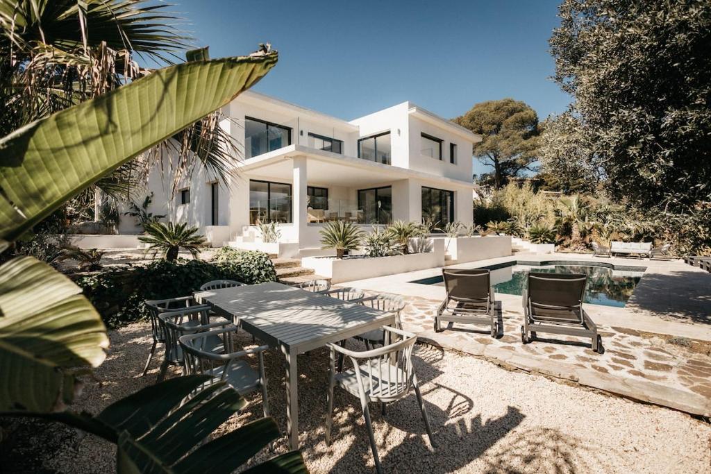 une maison avec une table et des chaises devant dans l'établissement Villa 328, à Saint-Raphaël