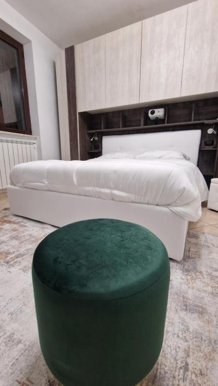 Cucina o angolo cottura di Country Chic Antico Casale - piscina idromassaggio lettini, solarium, cinema experience, wifi, parcheggio