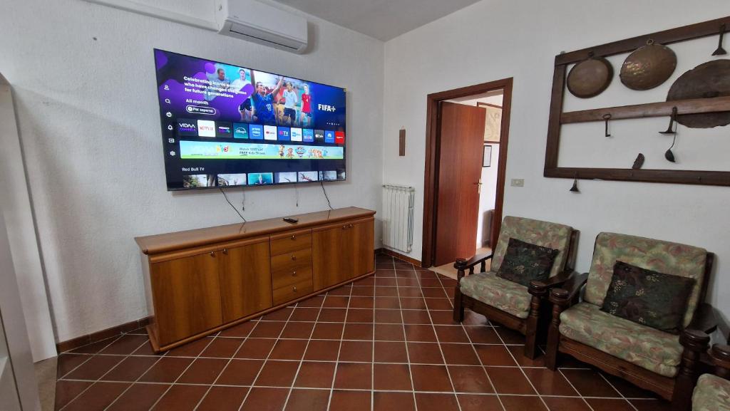 TV o dispositivi per l'intrattenimento presso Country Chic Antico Casale - piscina idromassaggio lettini, solarium, cinema experience, wifi, parcheggio