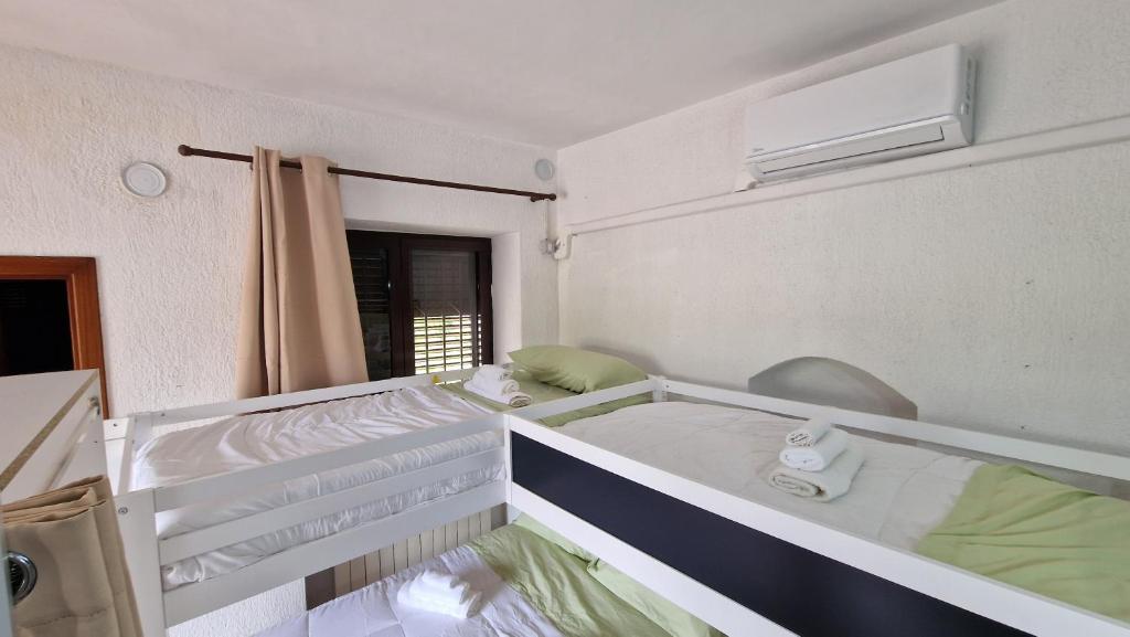Letto o letti in una camera di Country Chic Antico Casale - piscina idromassaggio lettini, solarium, cinema experience, wifi, parcheggio