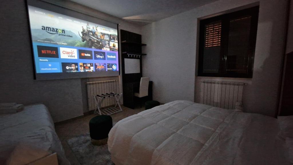 TV o dispositivi per l'intrattenimento presso Country Chic Antico Casale - piscina idromassaggio lettini, solarium, cinema experience, wifi, parcheggio