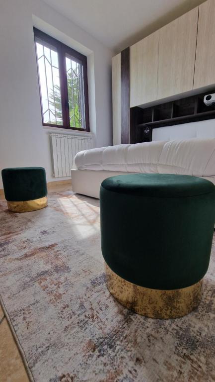 Cucina o angolo cottura di Country Chic Antico Casale - piscina idromassaggio lettini, solarium, cinema experience, wifi, parcheggio