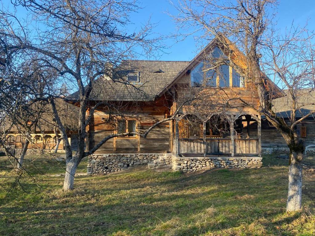 Κήπος έξω από το Casa Bunica - Vila Rustică cu Prispă Experiență Românească Autentică lângă Pârâu în Natura Loc Joaca Copii Oaza de Liniște
