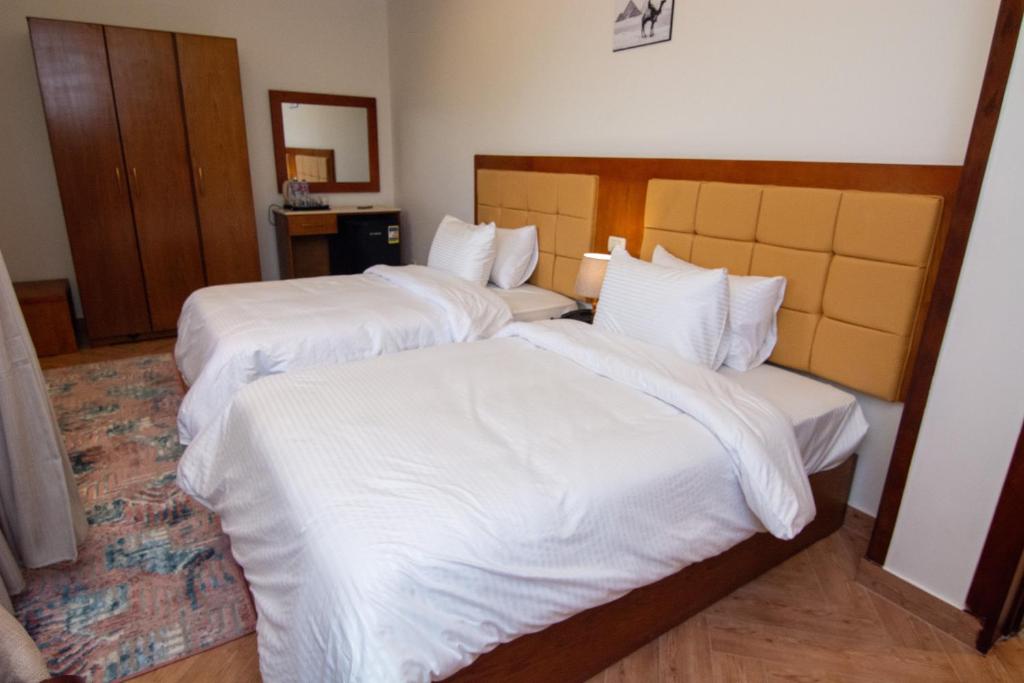 Postel nebo postele na pokoji v ubytování Three Pyramids Boutique Hotel