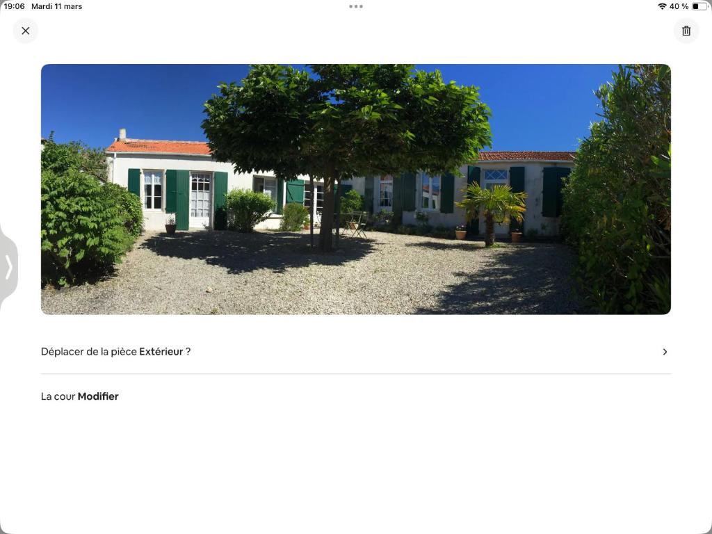 une page d'une maison avec un arbre devant elle dans l'établissement Grande maison ancienne rénovée, à Saint-Pierre-dʼOléron