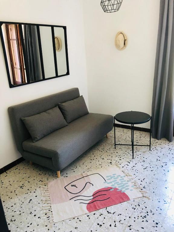 un salon avec un canapé et une table dans l'établissement Peaceful haven in Corsica, à Guaita