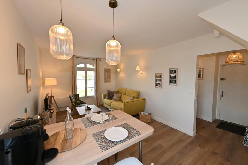 un salon avec une table et un canapé dans l'établissement La marinière au 5, à Trouville-sur-Mer