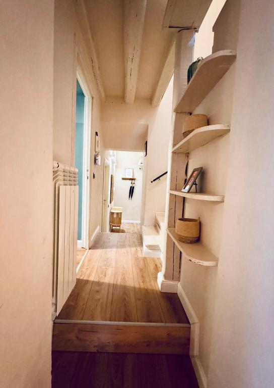 przedpokój domu z drewnianą podłogą i półkami w obiekcie LA GIULIA Luxury - Homkeey Apartments w Rzymie