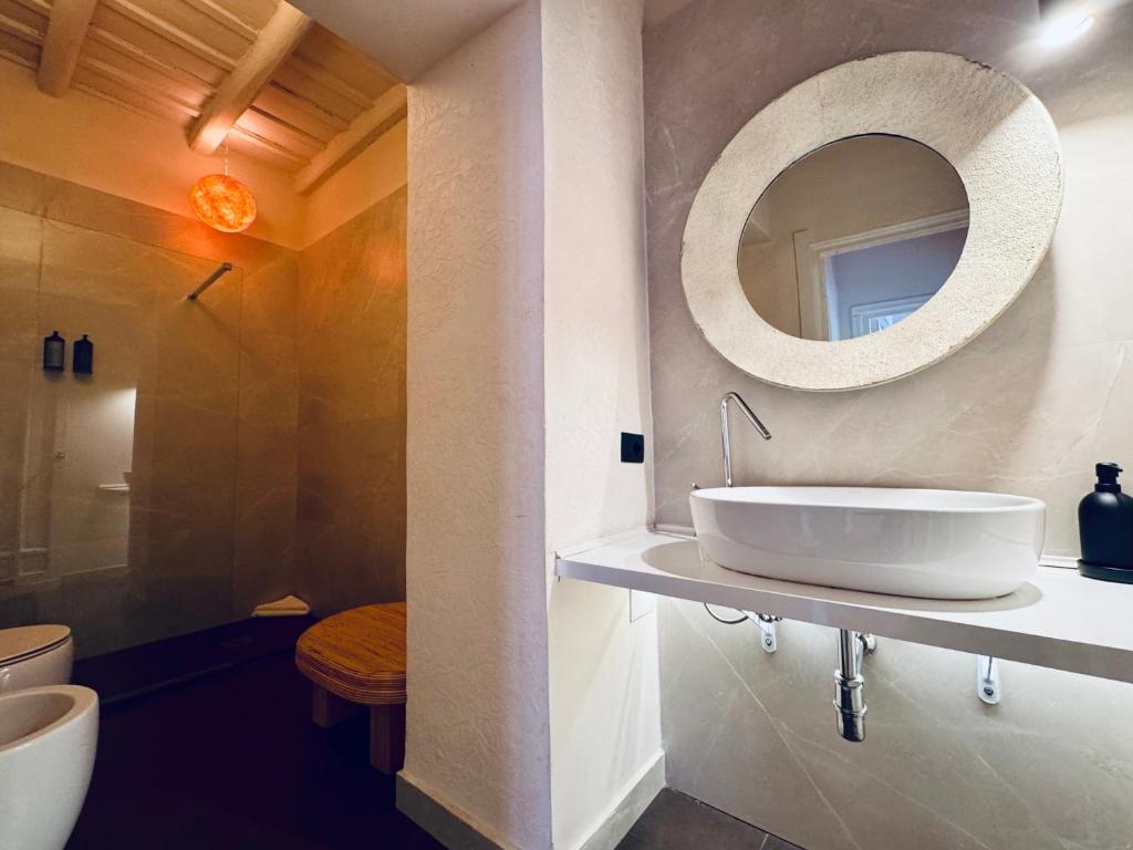 łazienka z umywalką i lustrem w obiekcie LA GIULIA Luxury - Homkeey Apartments w Rzymie
