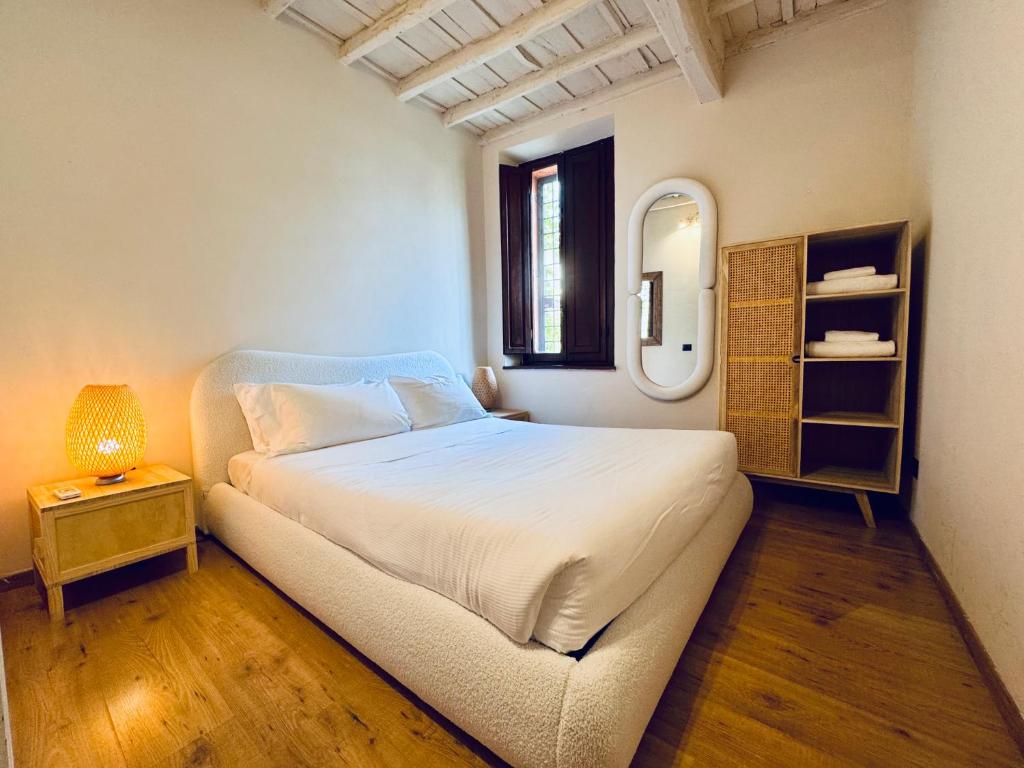 Łóżko lub łóżka w pokoju w obiekcie LA GIULIA Luxury - Homkeey Apartments