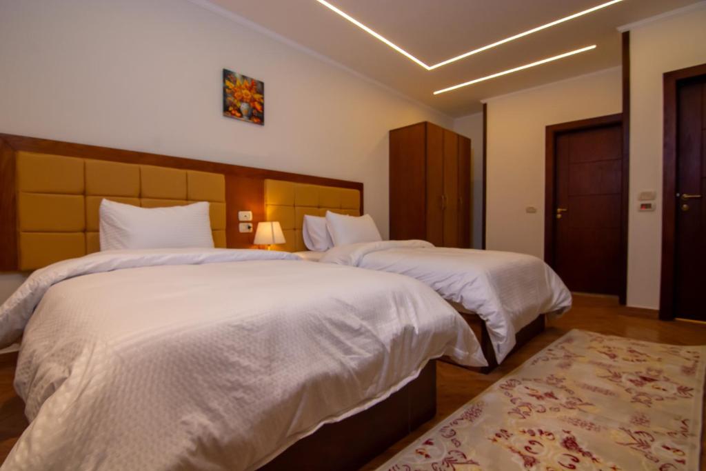 Postel nebo postele na pokoji v ubytování Three Pyramids Boutique Hotel
