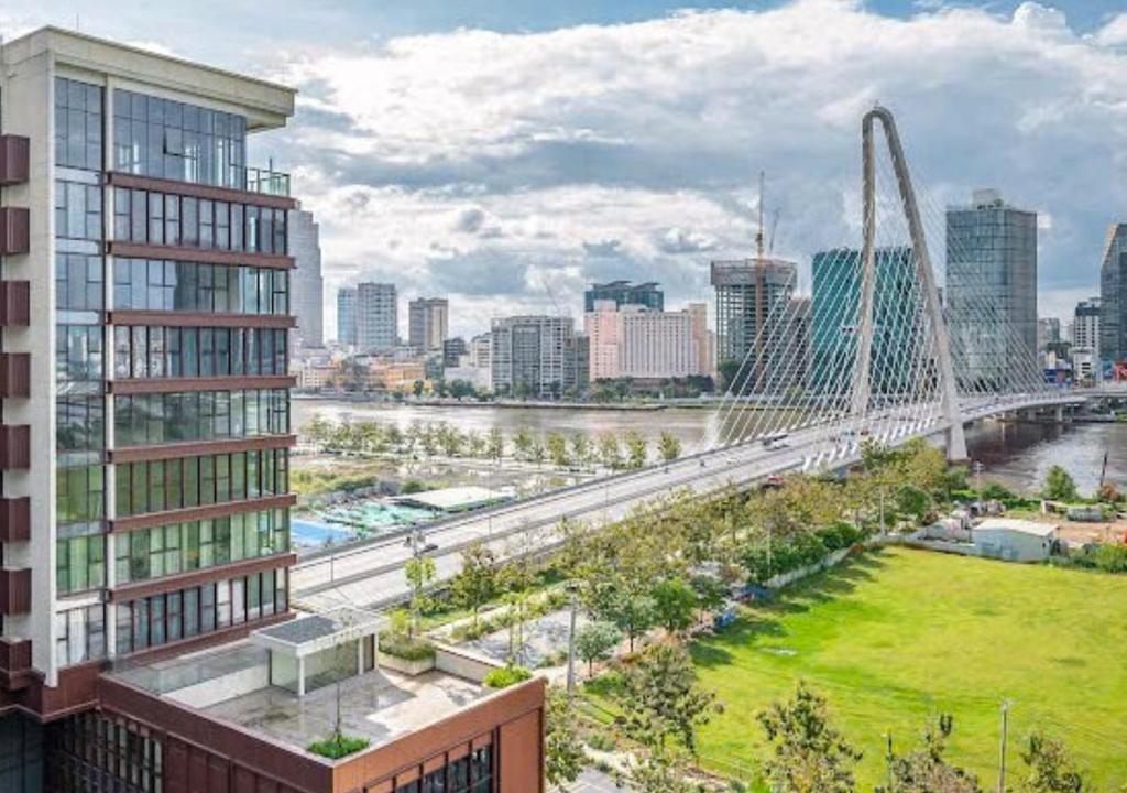 ホーチミン・シティにあるMochi - Metropole Thủ Thiêmの市街川橋