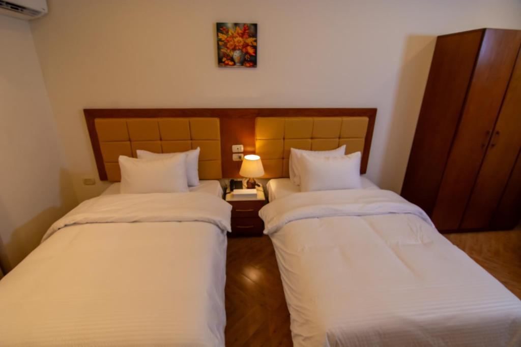 Postel nebo postele na pokoji v ubytování Three Pyramids Boutique Hotel
