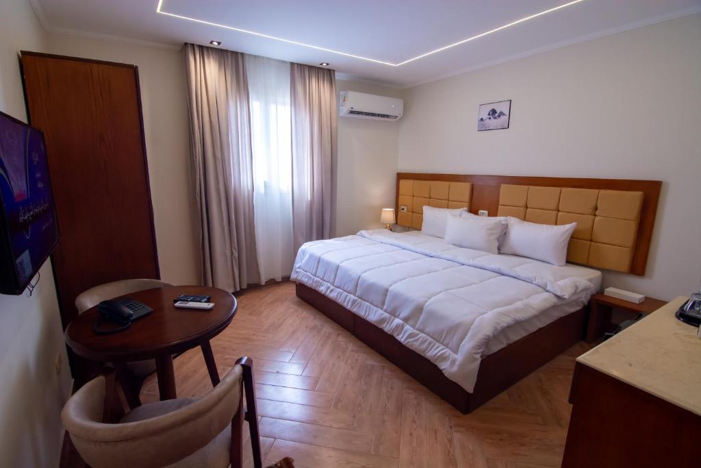 Postel nebo postele na pokoji v ubytování Three Pyramids Boutique Hotel
