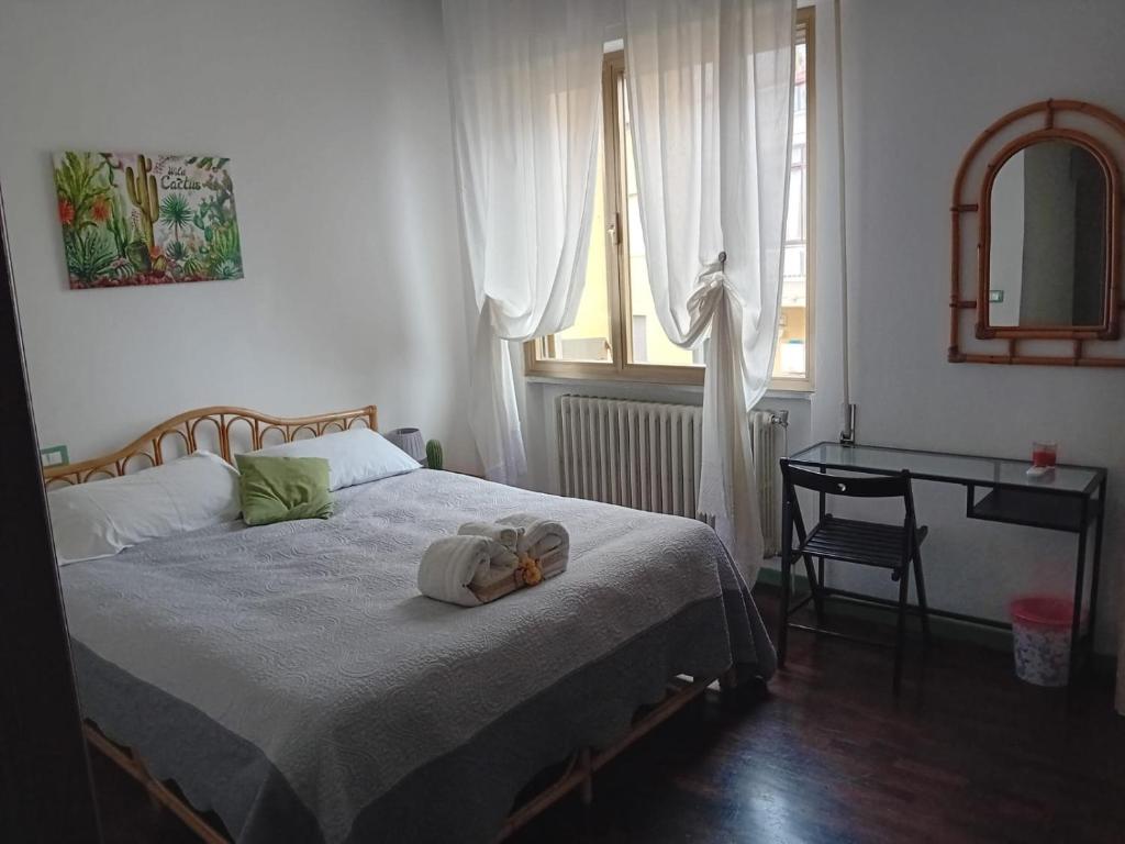 sypialnia z łóżkiem z ręcznikiem w obiekcie Florinda B&B Viareggio w Viareggio