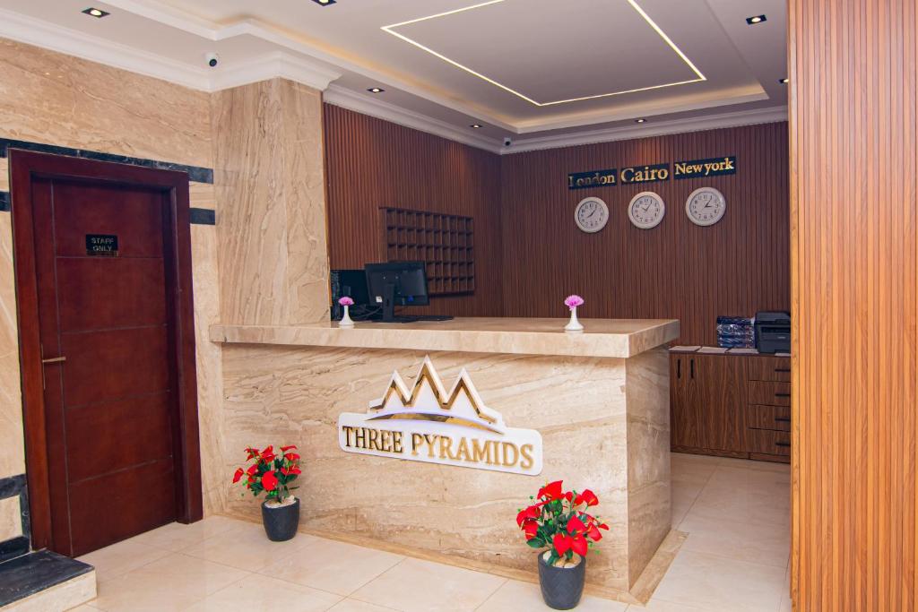 Certifikát, hodnocení, plakát nebo jiný dokument vystavený v ubytování Three Pyramids Boutique Hotel