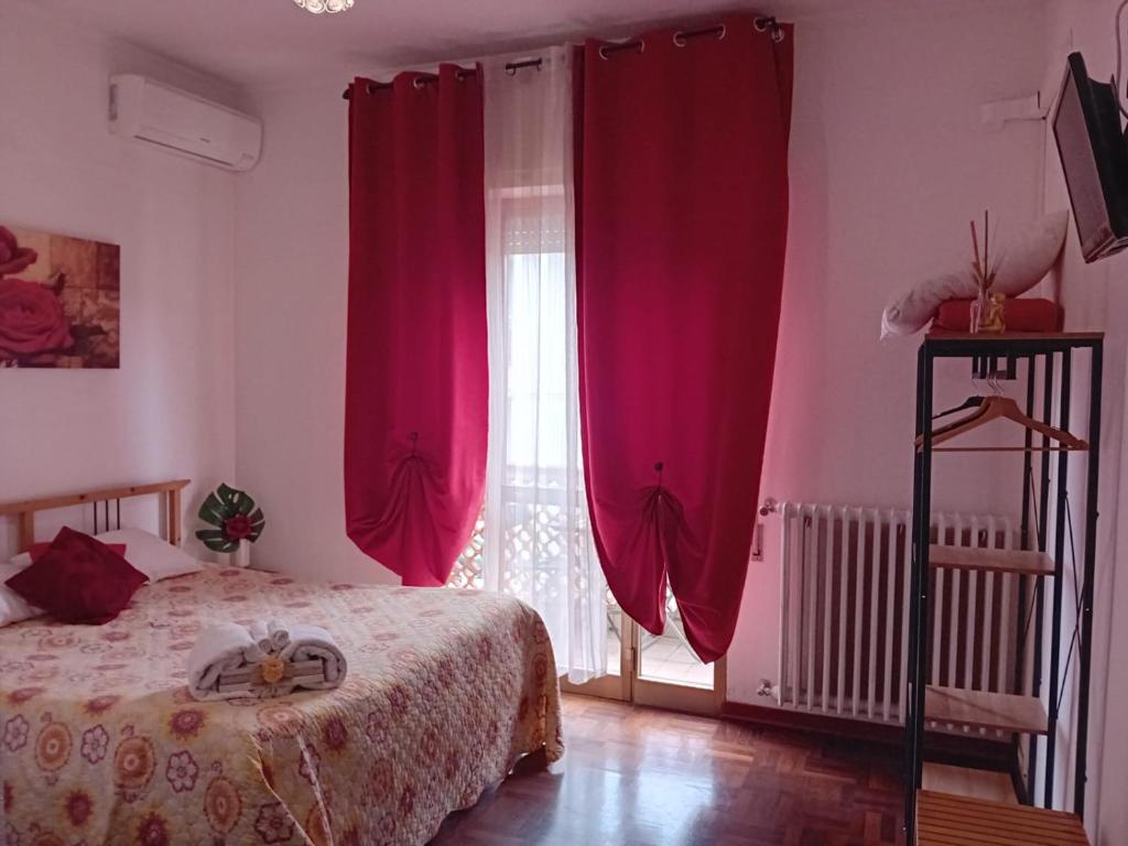 Łóżko lub łóżka w pokoju w obiekcie Florinda B&B Viareggio