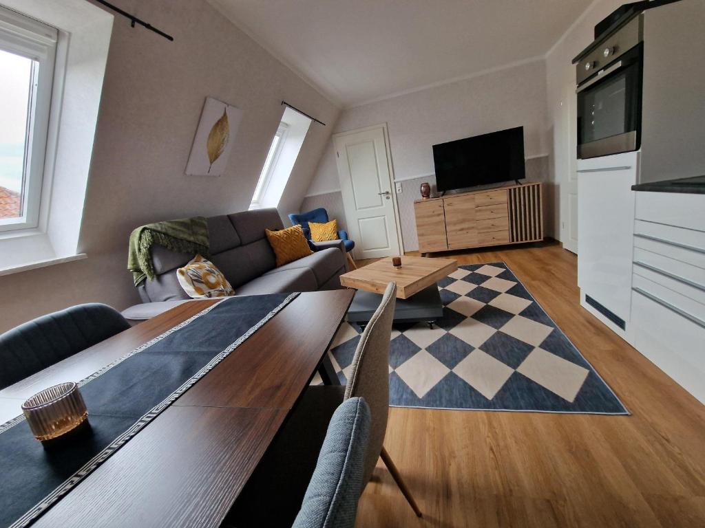 ein Wohnzimmer mit Sofa und Tisch in der Unterkunft Wohnung Goldblick in Teschendorf
