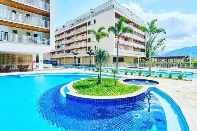 ein großes Schwimmbad vor einem Gebäude in der Unterkunft L23 apartamento alto padrão-Itagua in Ubatuba