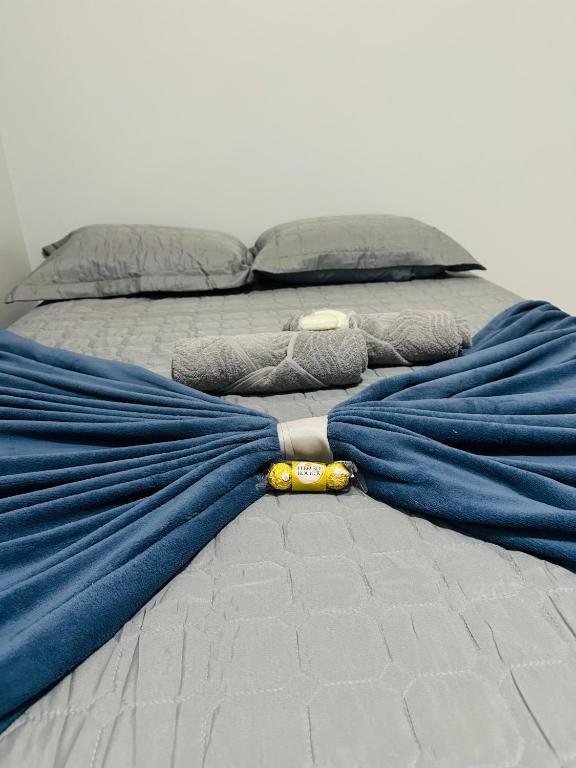 a blue umbrella laying on top of a bed at Aconchego da Serra ibiapaba in Ipu