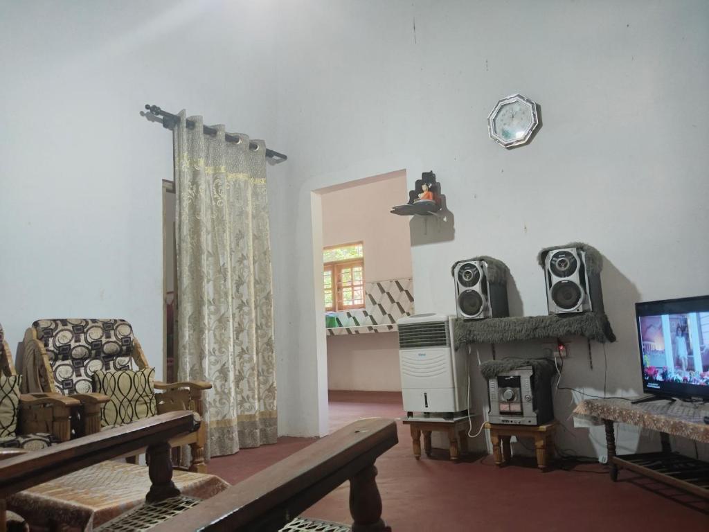 TV a/nebo společenská místnost v ubytování අඹ සෙවණ
