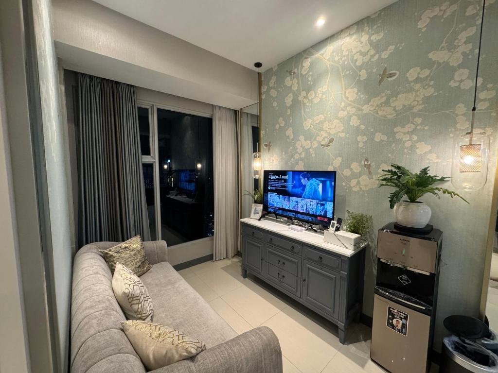 Μια τηλεόραση ή/και κέντρο ψυχαγωγίας στο NEW - Charise 2BR at Benson Apartment Pakuwon Mall