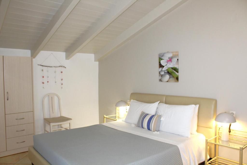 Postel nebo postele na pokoji v ubytování Fissas Rooms