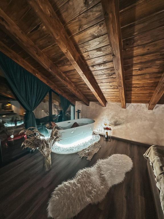 Camera con vasca da bagno e tappeto. di Guesthouse Marashi a Theth