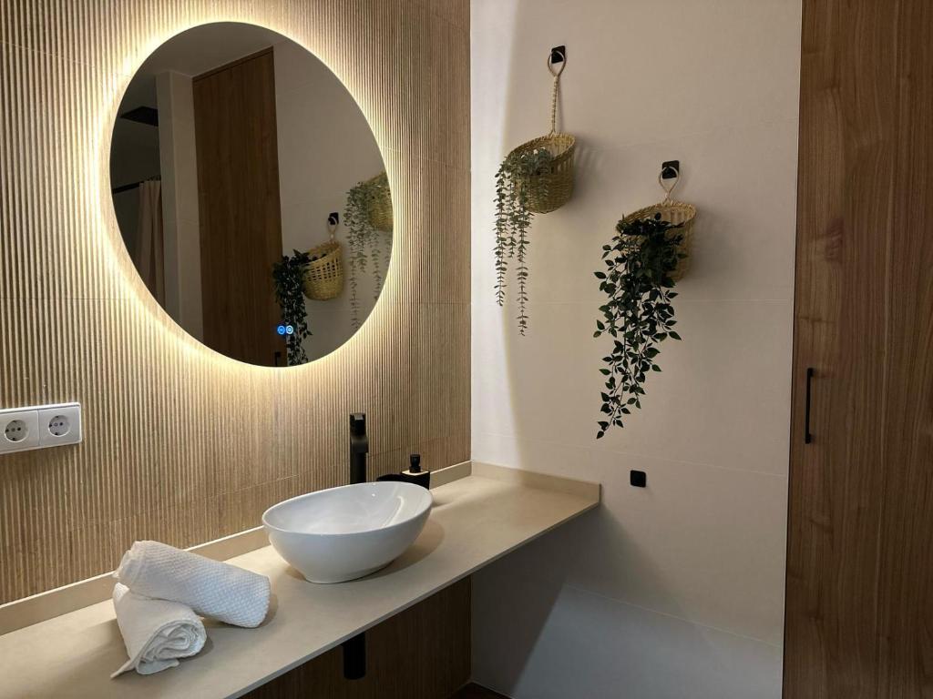 Un baño con un lavabo y un espejo. en La fonda de Olympia, en Valencia
