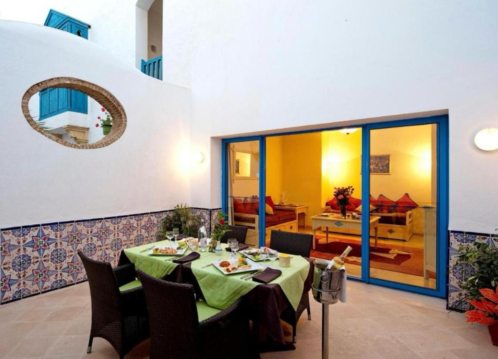 Posezení v ubytování Appartement 4 personnes bien équipé dans un hôtel 4 étoiles en Tunisie